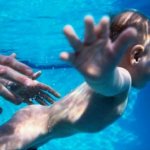 Как без помощи других обучить ребёнка плавать?

