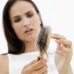 Почему после родов выпадают волосы